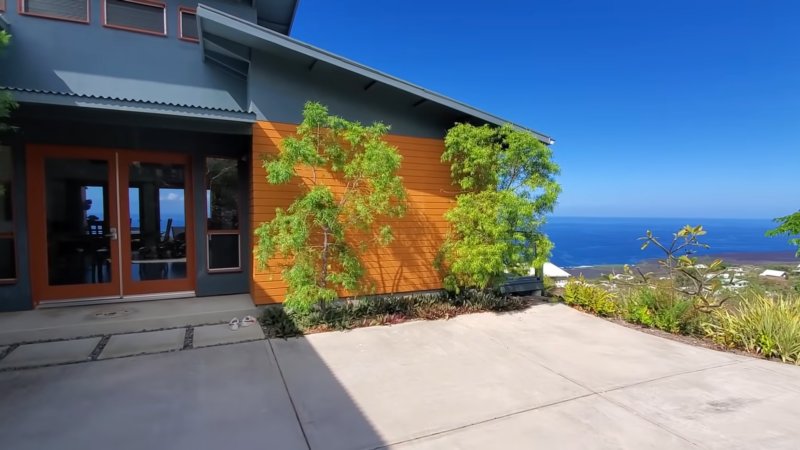 Side View of A Modern House in Hawaii with A Vibrant Ocean Backdrop, Showcasing the High-Value Real Estate in The Area