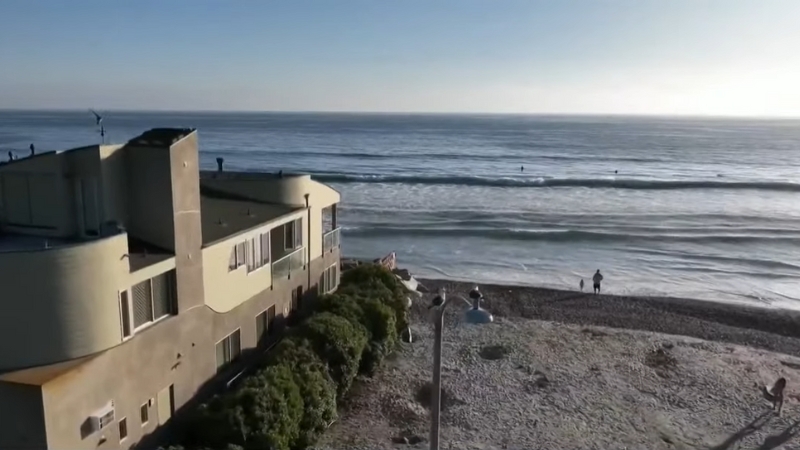 A Coastal California Property with The Ocean in The Background, Reflecting the Trend of Population Shifts from Coastal Areas to Inland Regions