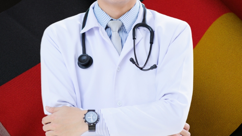Doctor in front of the German flag, representing the high standards of care in German hospitals