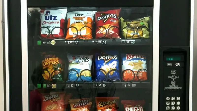 Vending machine stocked with chips and snacks, soon subject to new FDA food additive safety label rules