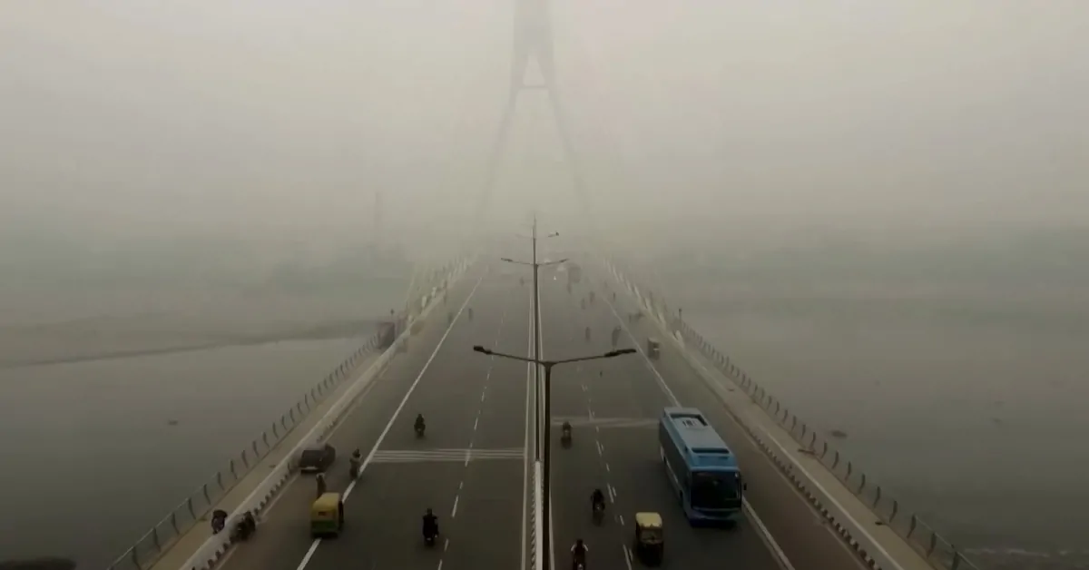 A bridge covered in thick haze during Delhi’s smog crisis