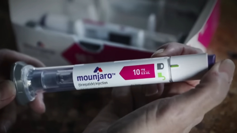 Mounjaro injection pen showing a 10 mg dose held in hand