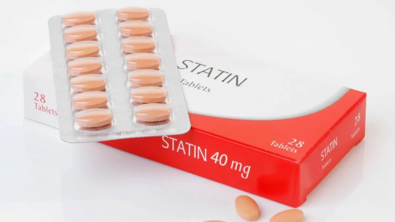 Blister pack of statin tablets placed on a box labeled “Statin 40 mg, 28 tablets”