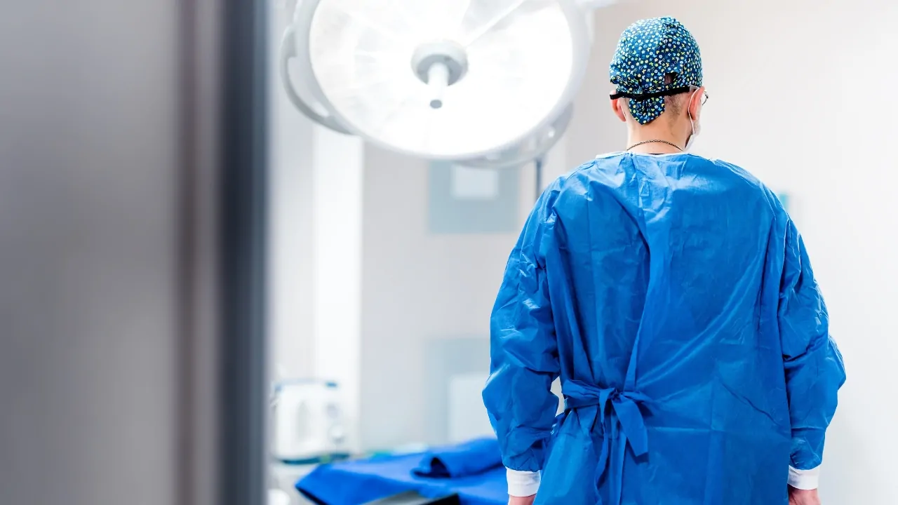 Surgeon standing in an operating room highlights the role of community surgical centers in reducing wait times