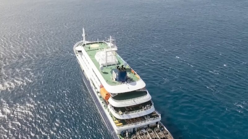 MV Hondius travels across open water during the cruise ship hantavirus outbreak
